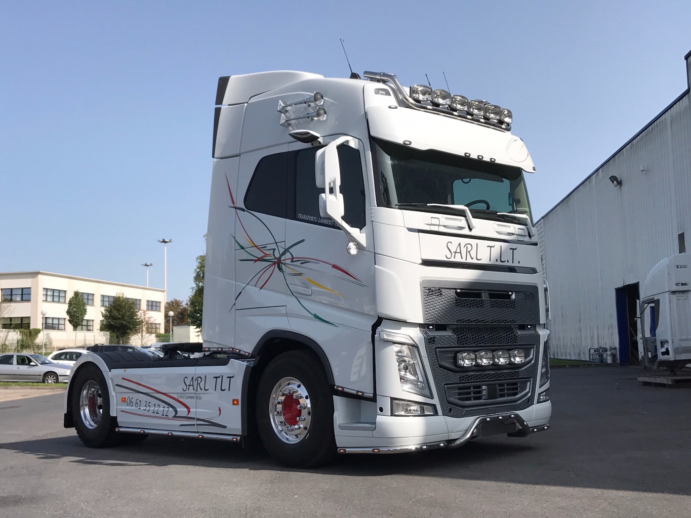 Merci à David , visière Cp Truck Tuning , extérieur inox et intérieur . Montage chez Volvo France Reims .