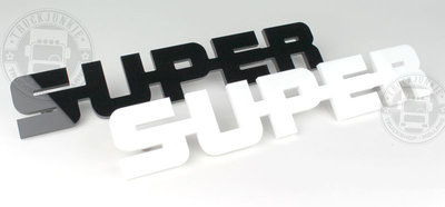 Embleme SUPER en blanc 