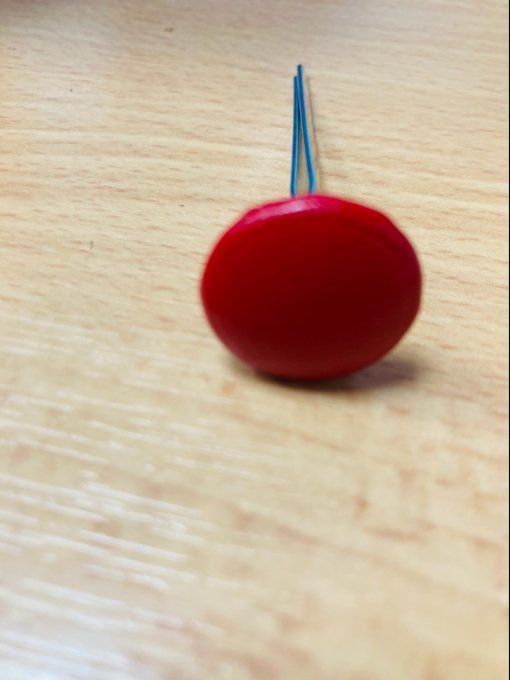 Bouton simili cuir rouge en pointe