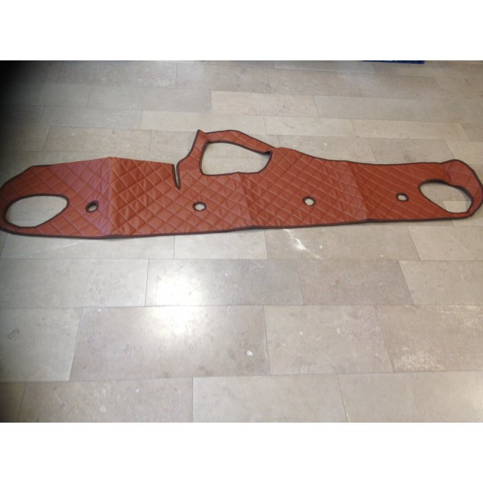 Couvre tableau bord gamme aux10 volvo 2008-2012 simili cuir matelasser marron