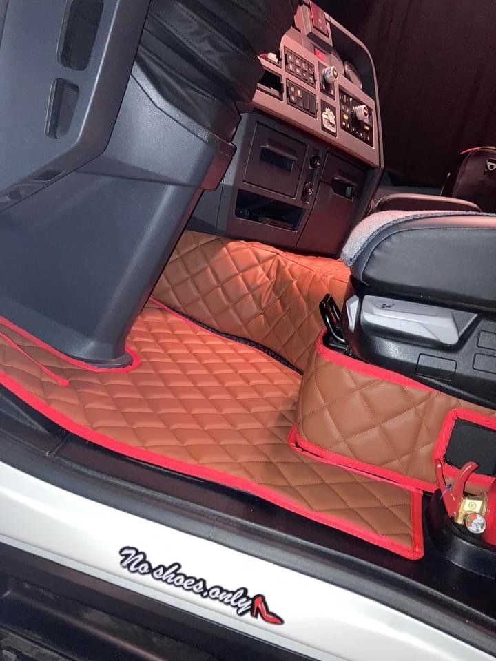 Tapis de voiture de couleur beige en cuir capitonné