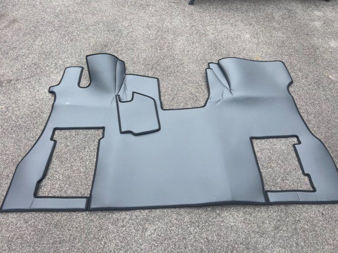 Tapis sol adaptable S avec 2 sièges pneumatiques ou passager Pivotant Gris foncé lisse gamme AUX10