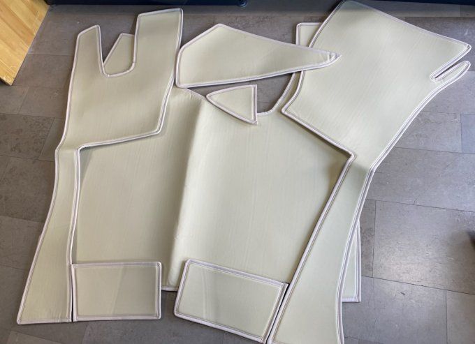 Tapis capot moteur gamme aux10 Actros MP4/MP5 avec tunnel sièges strapontin et couchette stock