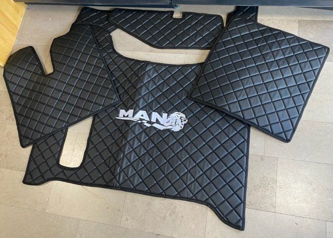 Tapis capot moteur gamme aux10 Man TGX de 2020 avec frein de parc manuel et auto stock