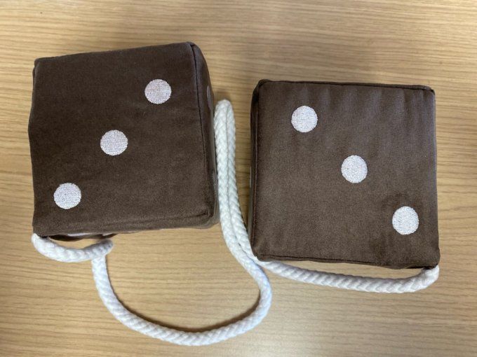 Des en tissus marron foncés point blanc 10 x10cm
