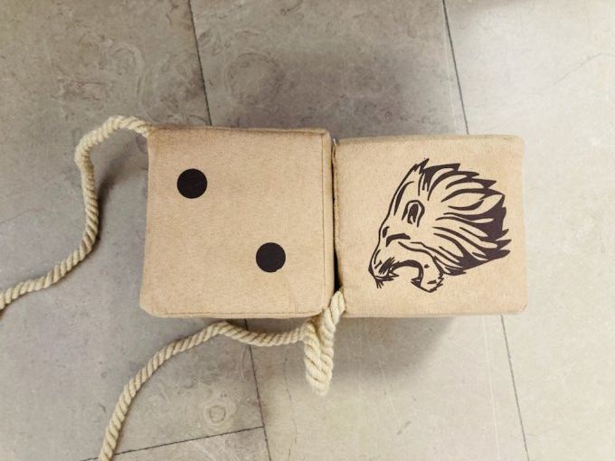 Des en tissus beige lion Man en marron 10X10CM